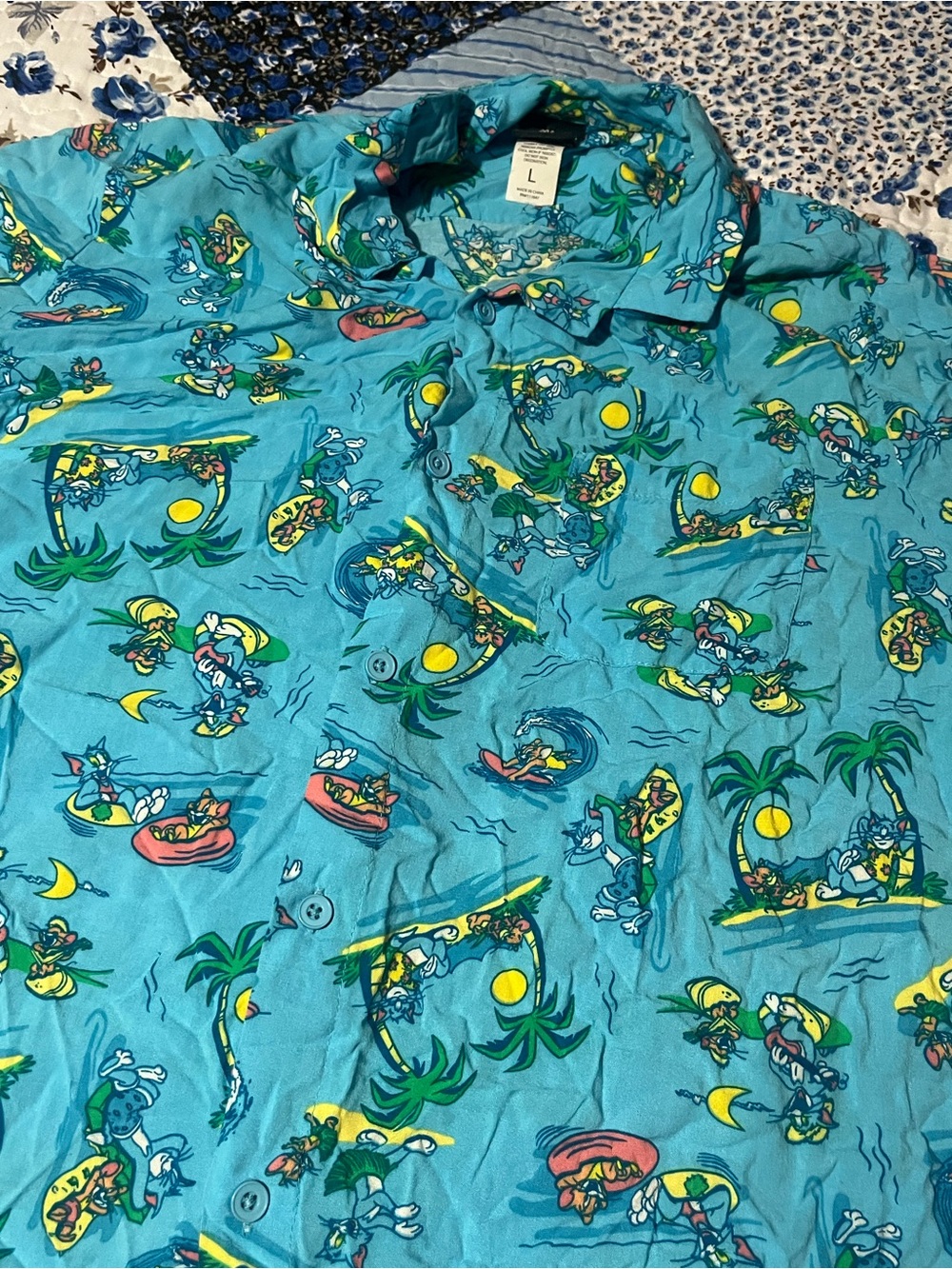 Tom And Jerry Men’s Large Hawaiian Style Button Up Shirt